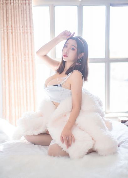 抱着娇妻被粗大陌生人玩3p